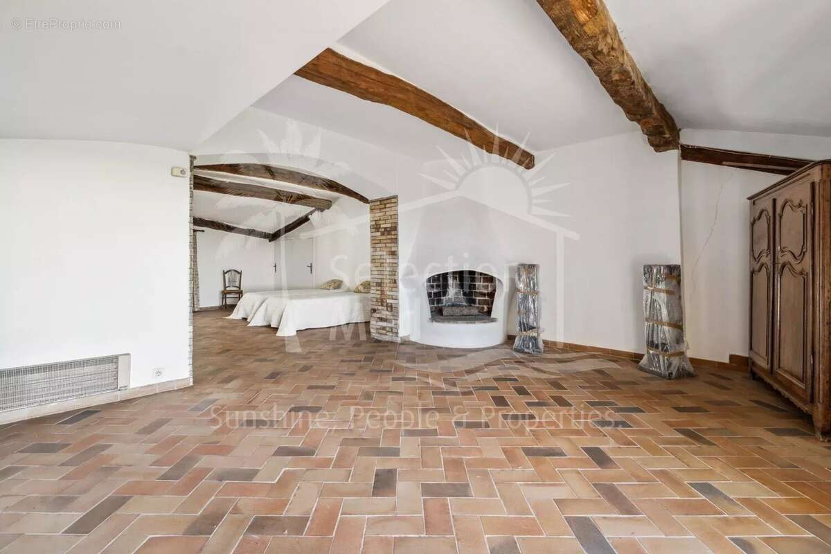Appartement à CHATEAUNEUF-GRASSE