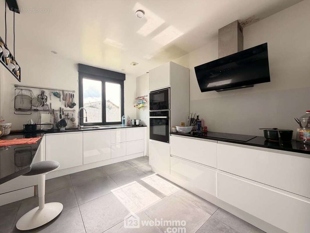 La cuisine équipée de 14 m² - Maison à CHALANDRY