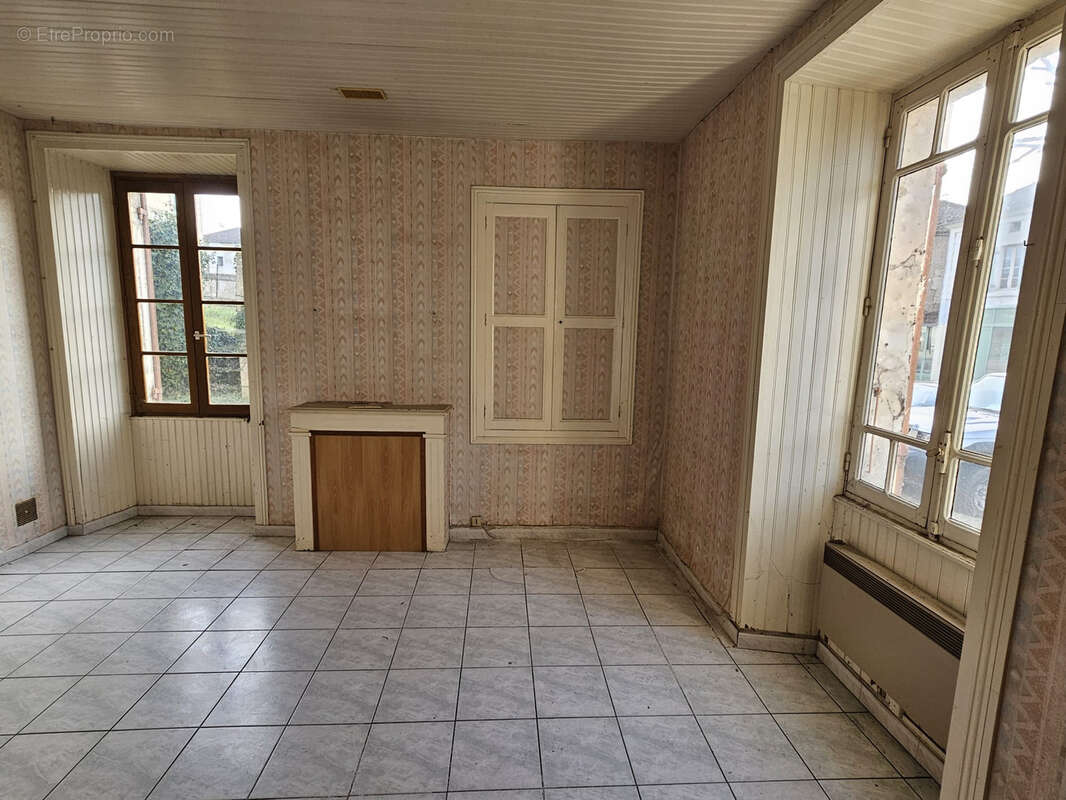 Maison à CHAMPAGNAC-DE-BELAIR
