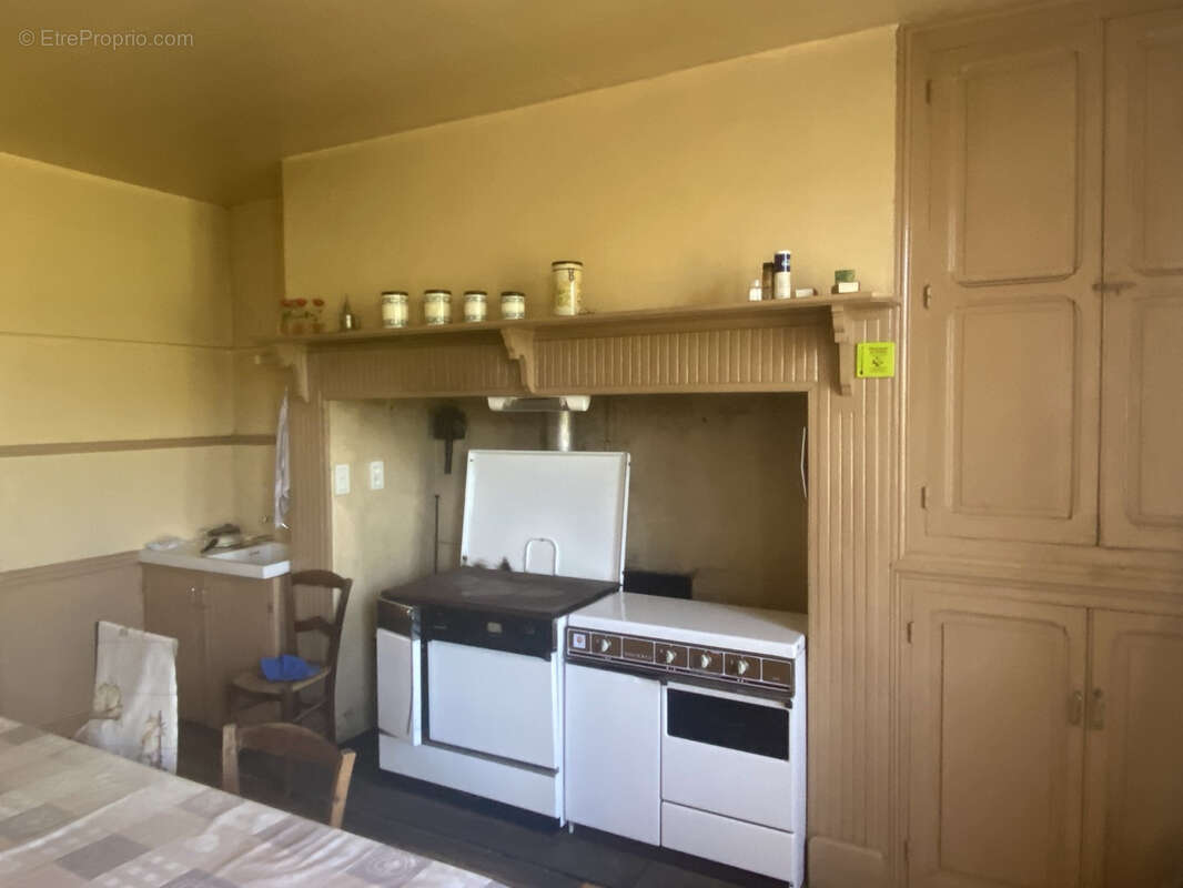 Maison à SAINT-CYR-LES-CHAMPAGNES