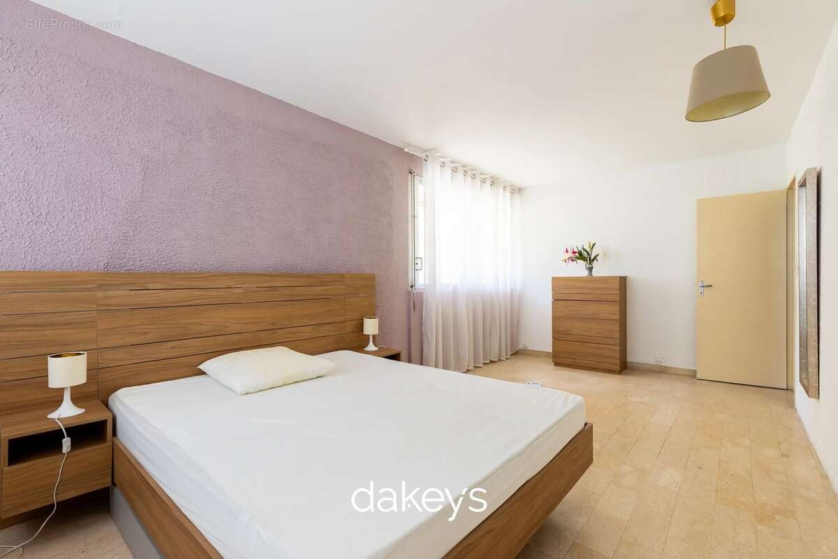 Commerce à MARSEILLE-7E