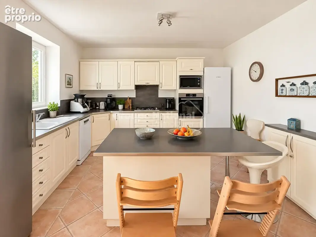 LE ROVE : Maison de type 5 de 100 m2 environ avec petit jardin - photo 4