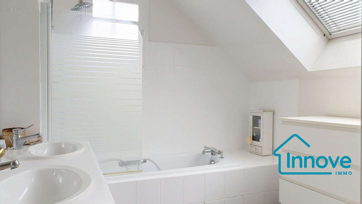 Salle de bains parentale  - Maison à MONTESSON