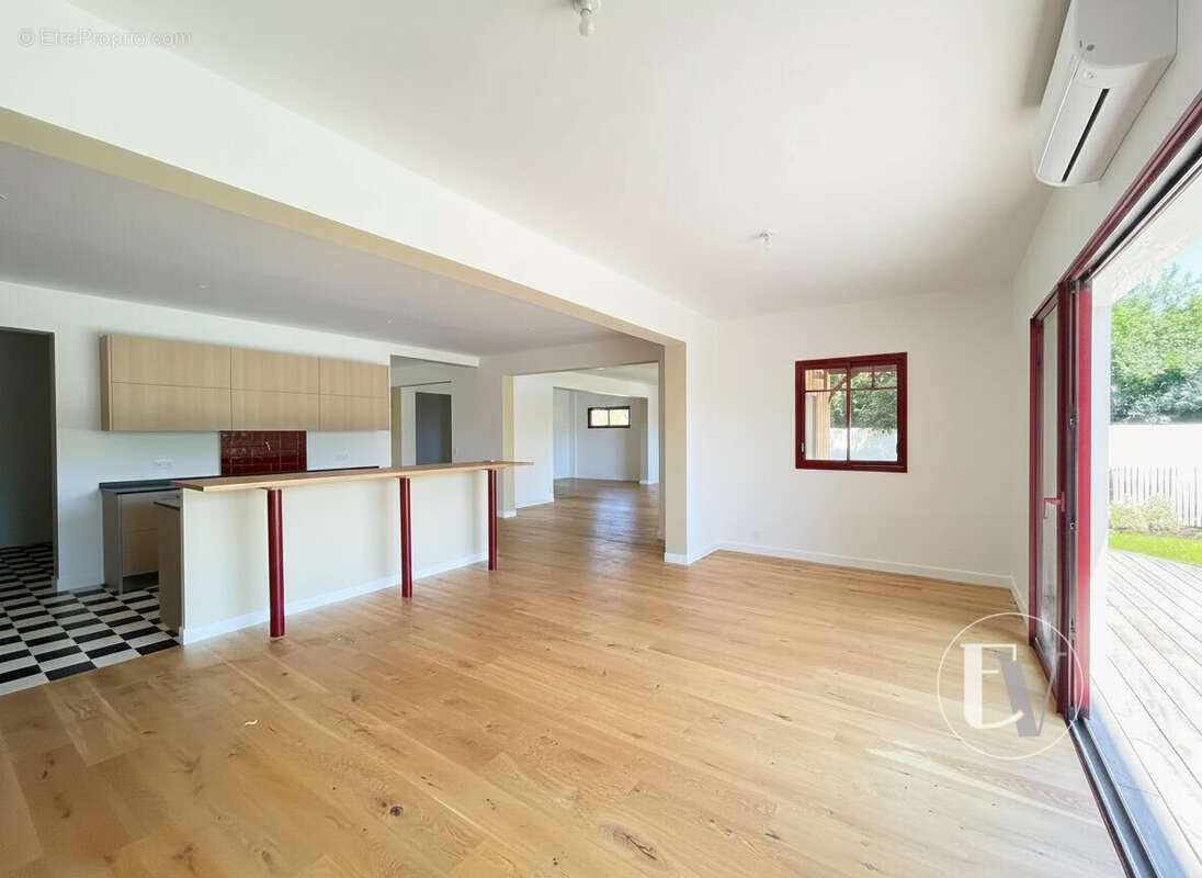 Maison 341 m² à Saint-Aubin-De-Medoc  - photo 7