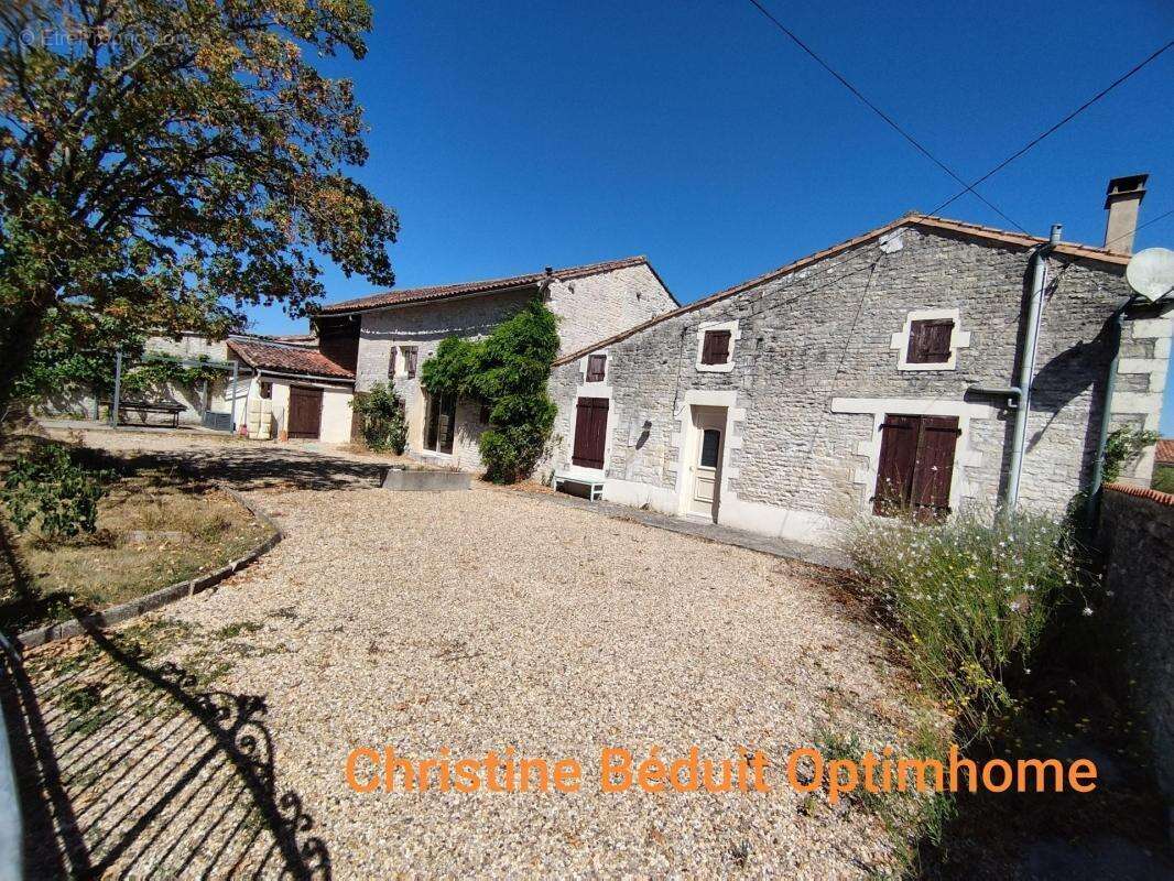 CHARENTE/AIGRE. Maison en pierre rénovée, 3 chambres(poss 4) avec jardin clos 1169 m² (gite ou chambres d'hôtes) - photo 3