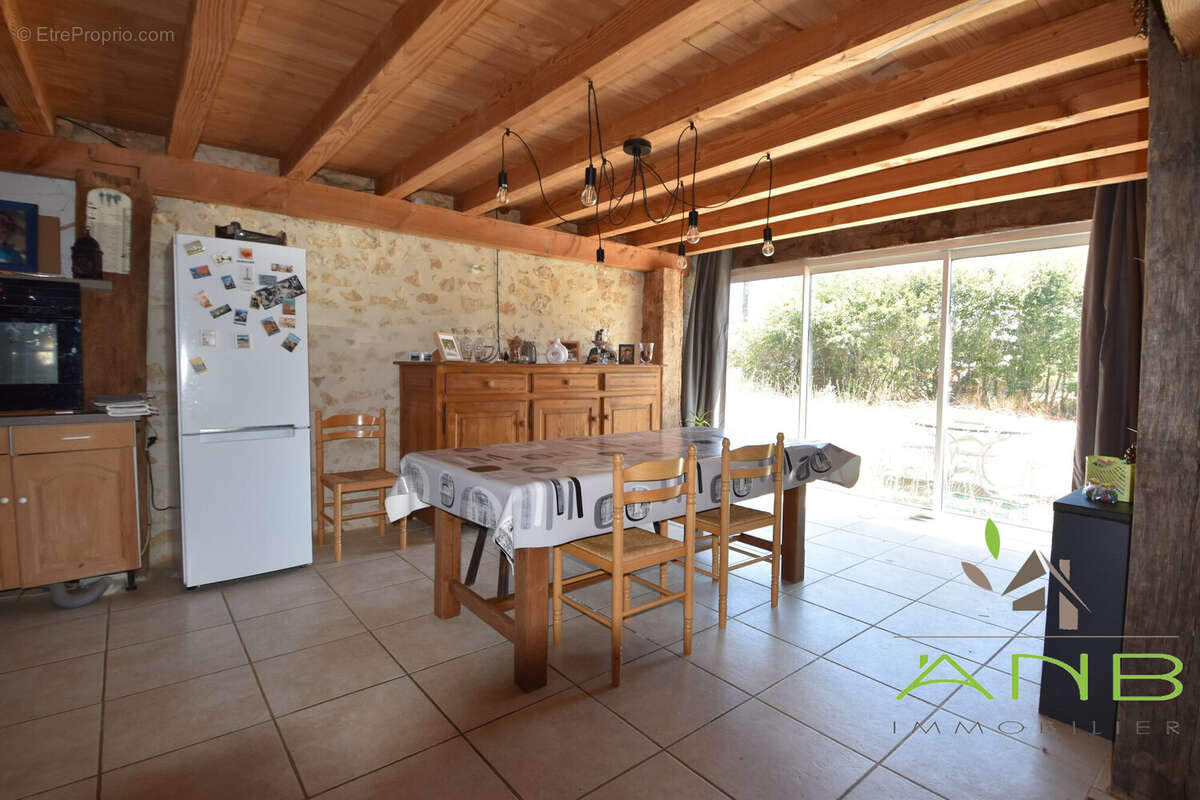 Maison 200 m² à Grassac  - photo 2