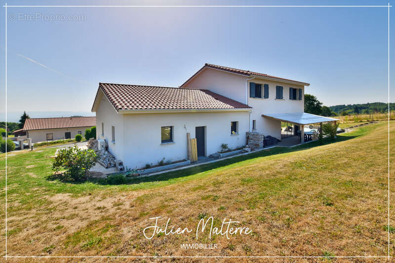 Maison récente de 170 m² sur 2100 m² de terrain préservés, 7 pièces, 5 chambres dont dressing, garage de 85 m² à MAROLS (42) - photo 10