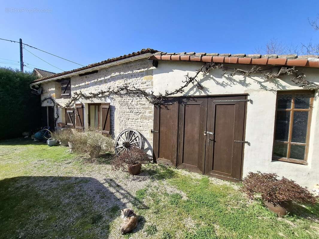 Maison à CLUSSAIS-LA-POMMERAIE
