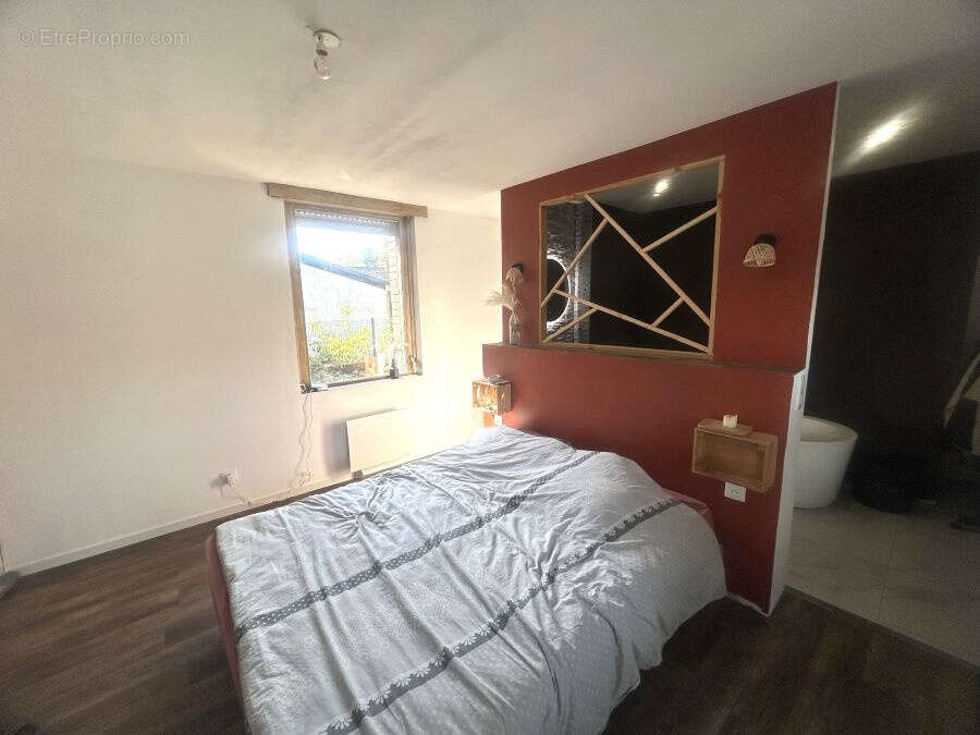 Maison de campagne bénéficiant de beaux volumes bâtie sur 1839m2 avec sa grange attenante à aménager !! - photo 6