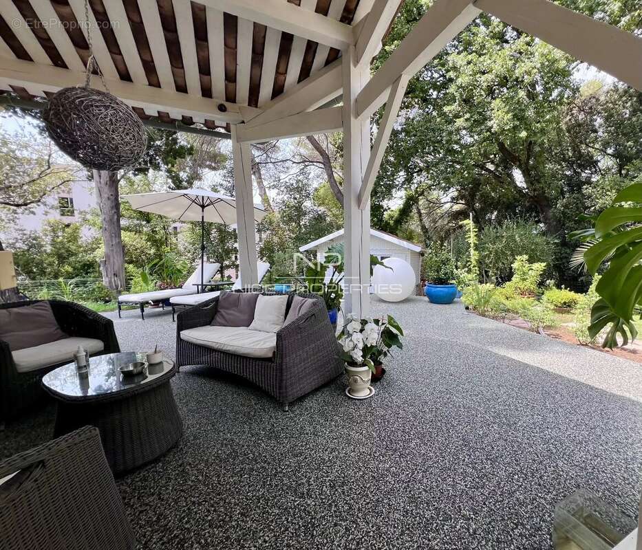 Charmante maison rénovée avec jardin, terrasse et piscine en résidence – Cannes La Bocca. - photo 5