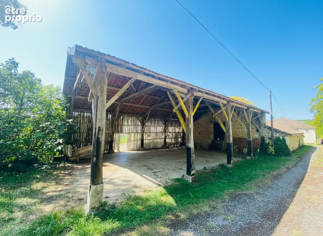Corps de ferme avec 23 hectares et grange de 200 m² - photo 5