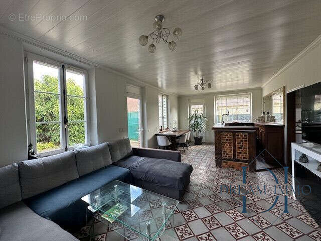 Séjour très lumineux avec Bar, carreaux ciment. - Maison à PANILLEUSE