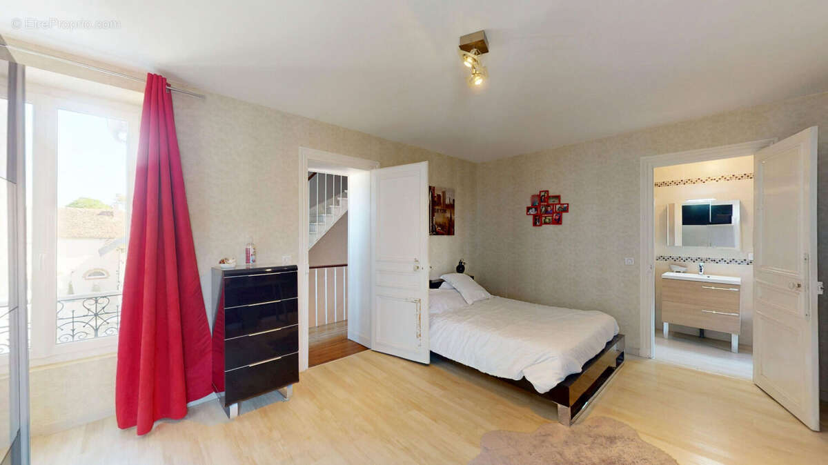 A VENDRE - Maison de maître de près de 300 m²  à 5mns de LIEUSAINT - photo 6