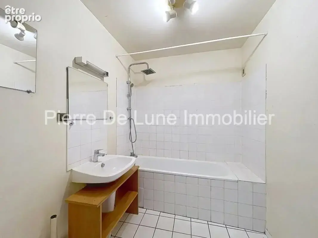 LYON 4e – CROIX-ROUSSE  Une adresse privilégiée au cœur du quartier - photo 7