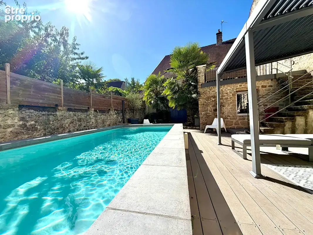 Maison en pierres à Menotey avec piscine et jardin - photo 1