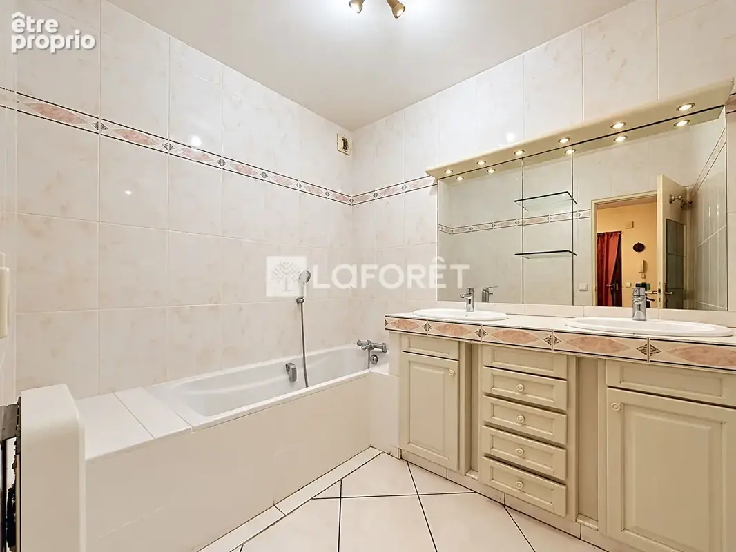 Grand t3 avec balcon traversant metro cuire - photo 9