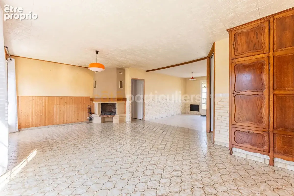 Bellevigny -- centre ville -- maison -- jardin clos -- 7 pieces -- 5 chambres -- 147 m2  -- puit independant  -- garage double - photo 3