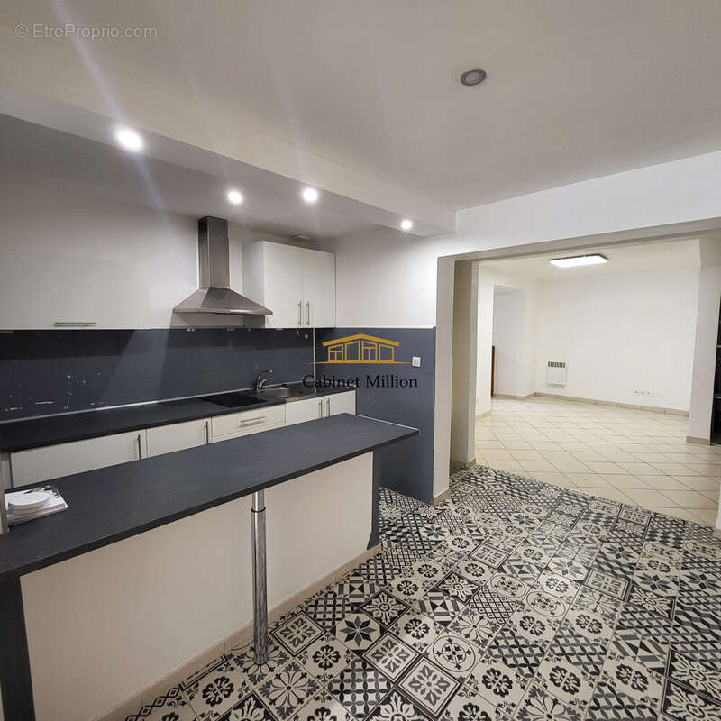 Appartement à COURNONTERRAL