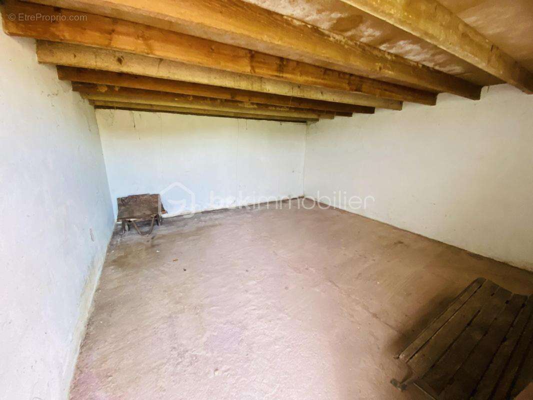 Terrain Constructible de 1050 M² avec 8 Garages ouverts et 3 Locaux Fermés d'environ 268 M²  (Plein Bourg) - photo 10