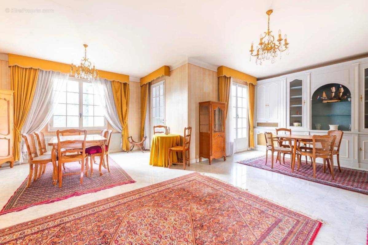 Maison à L'HAY-LES-ROSES