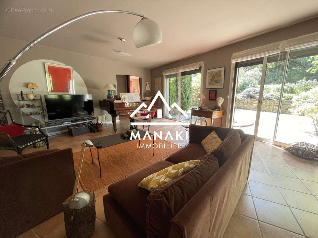 Salon - Maison à OMS