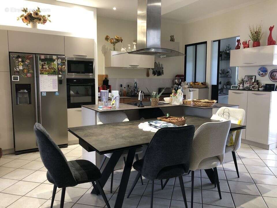  MAISON DE VILLE EN PIERRE 3 CHAMBRES GRAND TERRAIN 900 m2