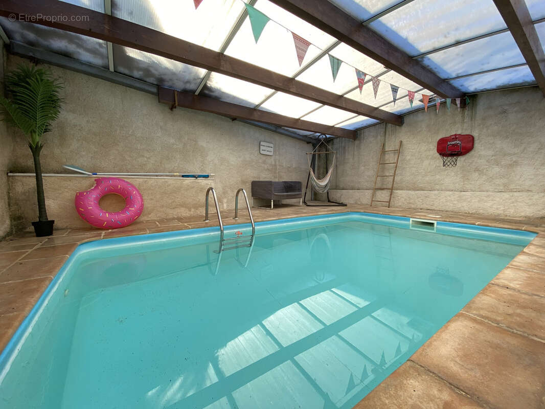 Charmante Maison de 175 m2 - 6 Pièces avec Piscine Couverte et Garage - photo 12