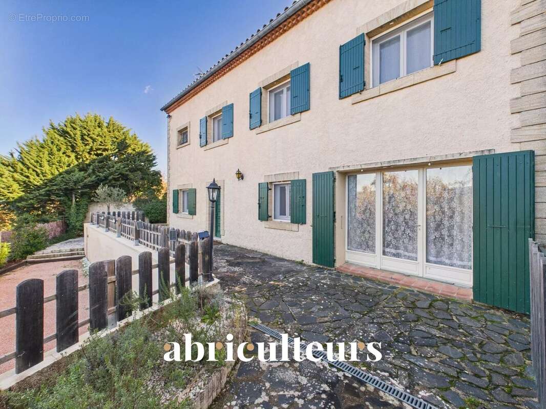 Maison à LA ROQUE-D&#039;ANTHERON