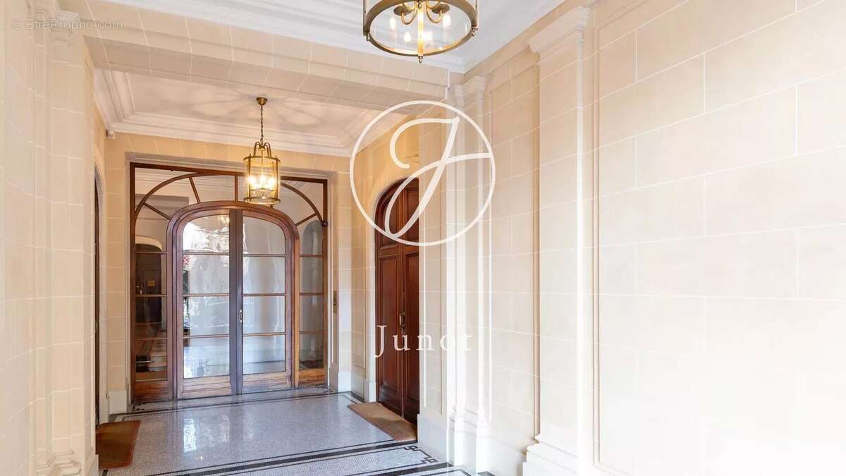 Appartement à PARIS-16E