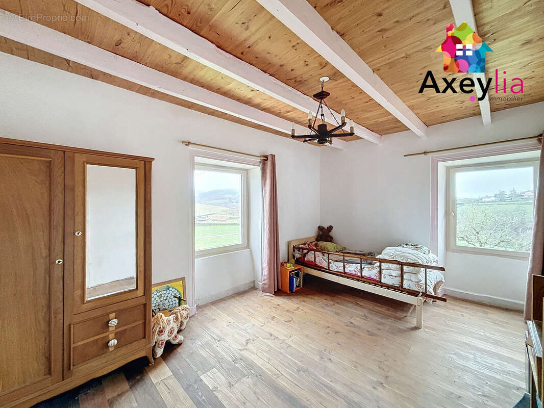 A vendre - proche cours - maison de campagne en pierre avec  4 chambres, terrain avec vue degagee - photo 4