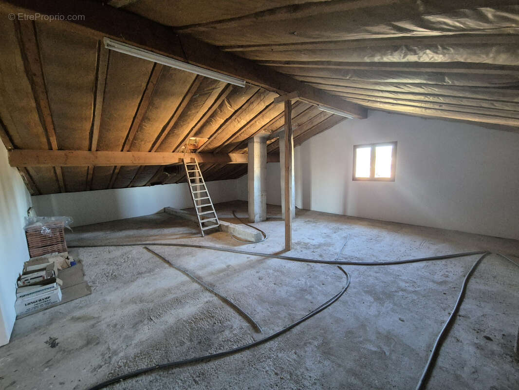 Maison à LA TOUR-DU-CRIEU