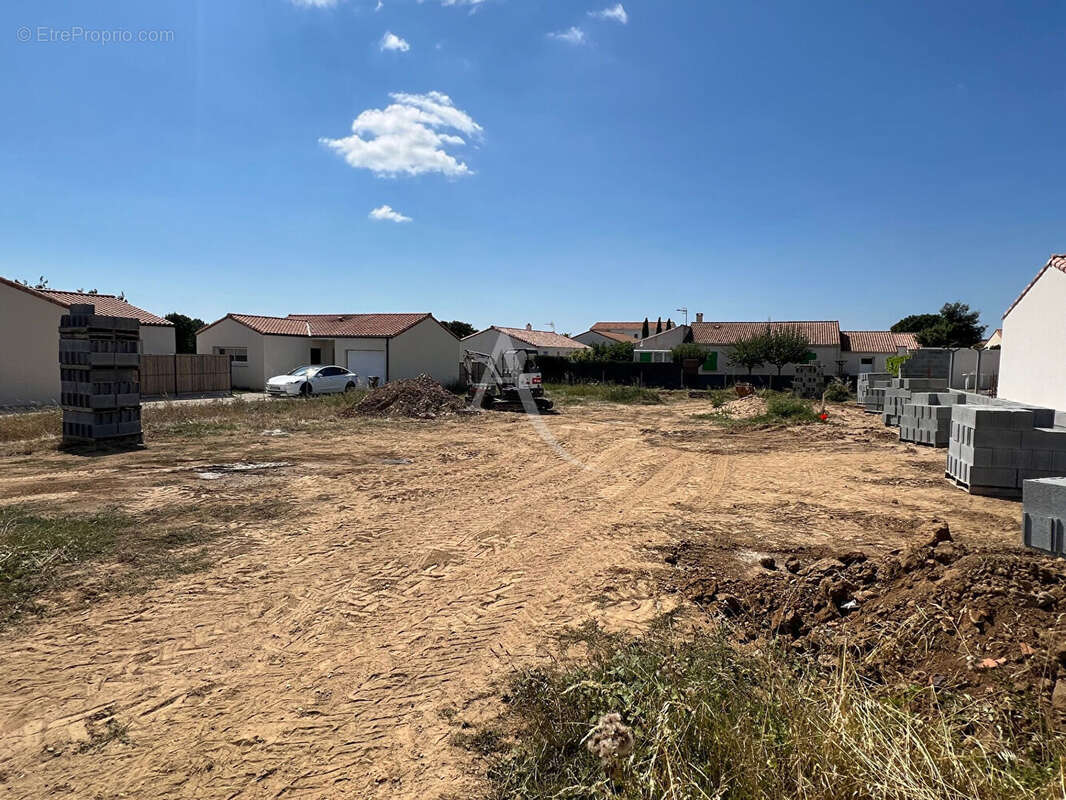 Terrain à LONGEVILLE-SUR-MER