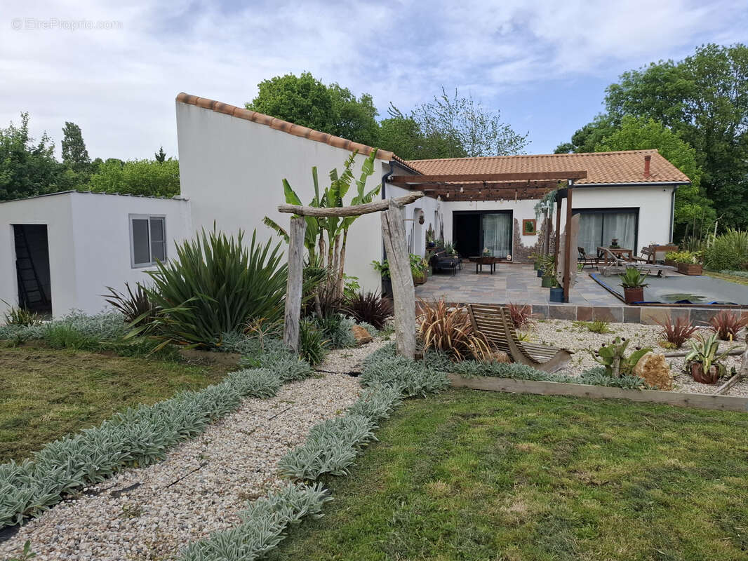 Maison à SAINT-GEORGES-DES-COTEAUX