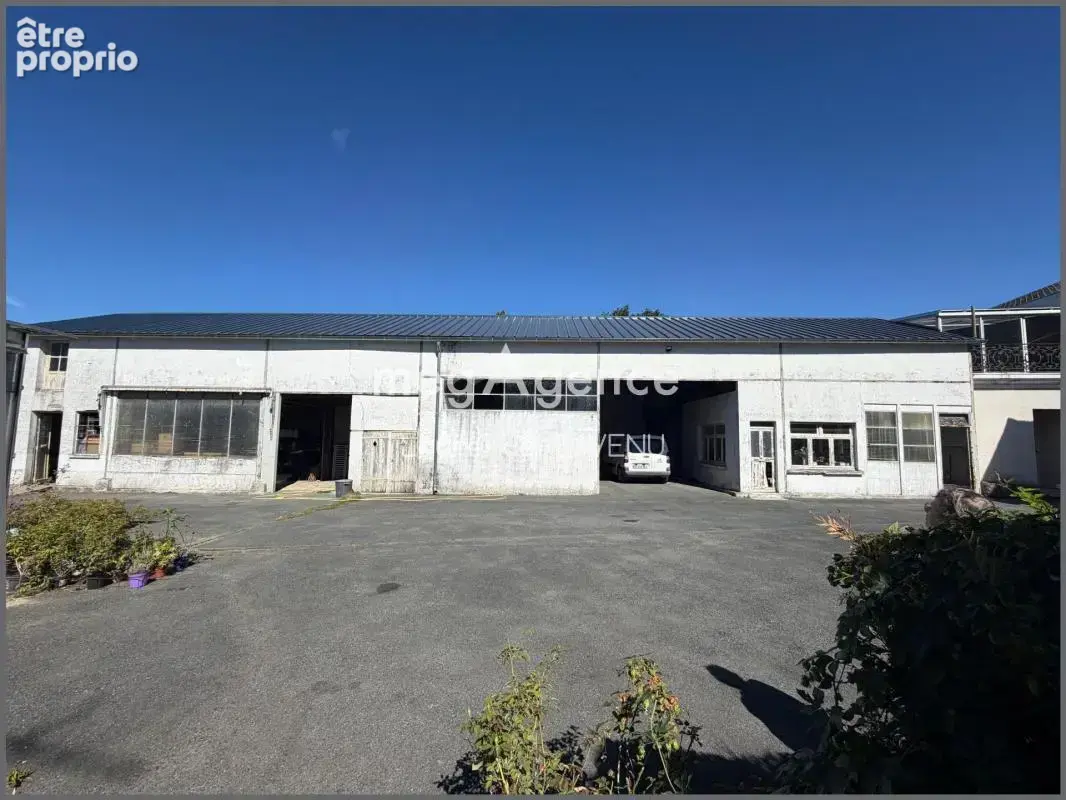 Local commercial avec de nombreuses dépendances et une habitation - photo 5
