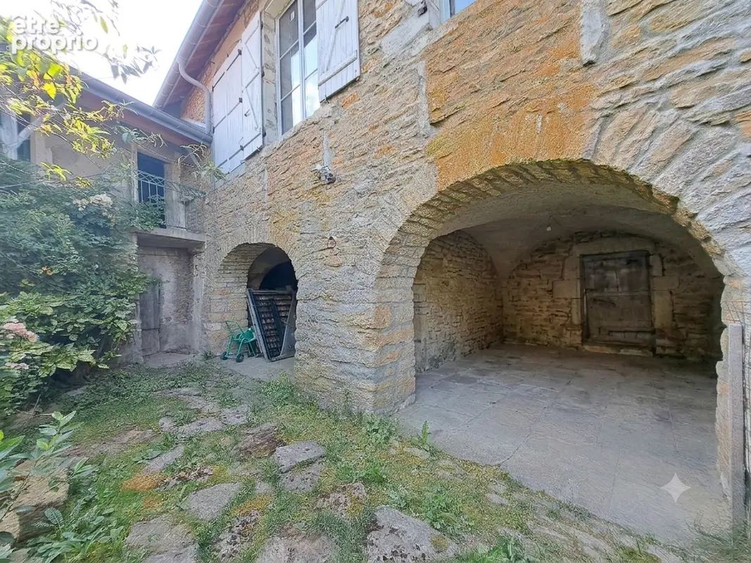 Bâtisse en pierre à réhabiliter, vue sur le vignoble Jurassien à Ménétru-Le-Vignoble 39210 - photo 2