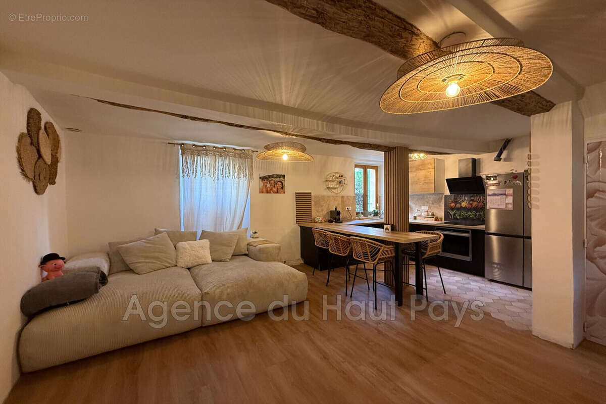 Maison à SAINT-CEZAIRE-SUR-SIAGNE