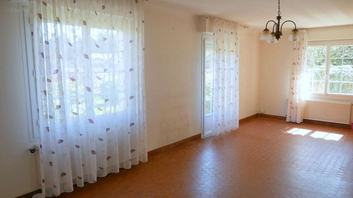 Maison à rénover - 208 m² avec dépendances sur 2100 m² de terrain - Proche commerces et écoles - photo 4