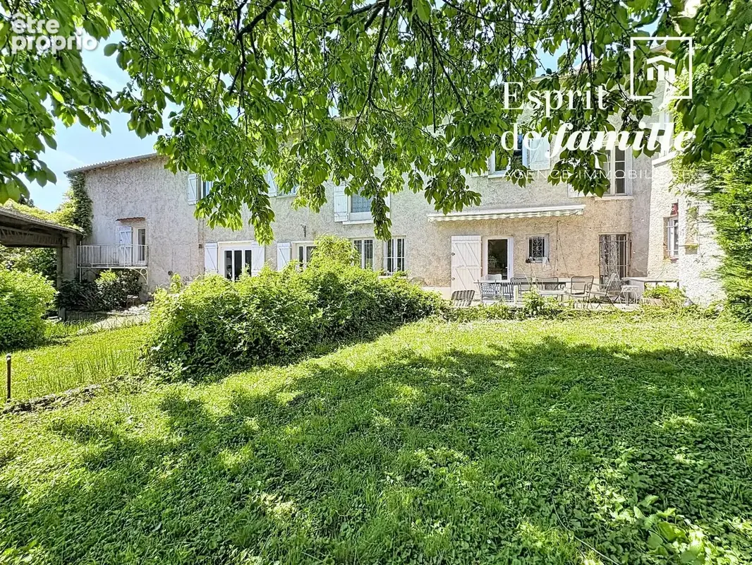 Fontaines-Saint-Martin, propriété au coeur du village 260m2 plus dépendances - photo 1