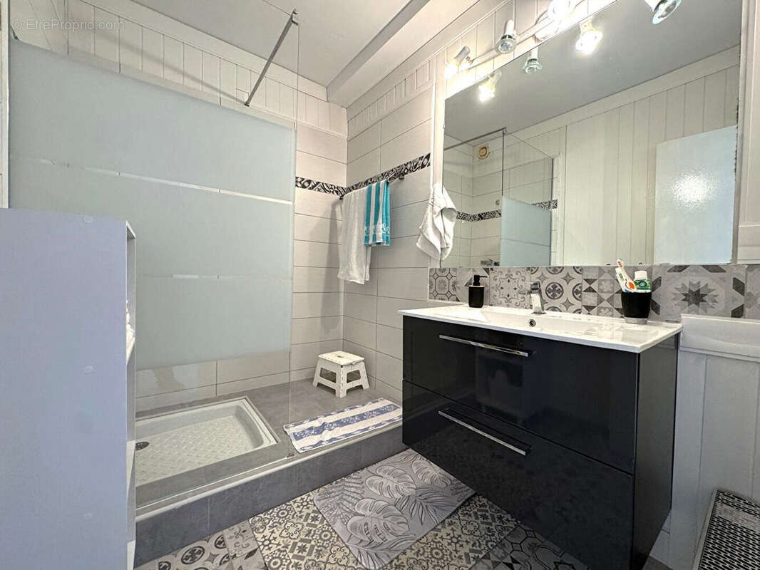 Appartement à BAGNOLS-SUR-CEZE