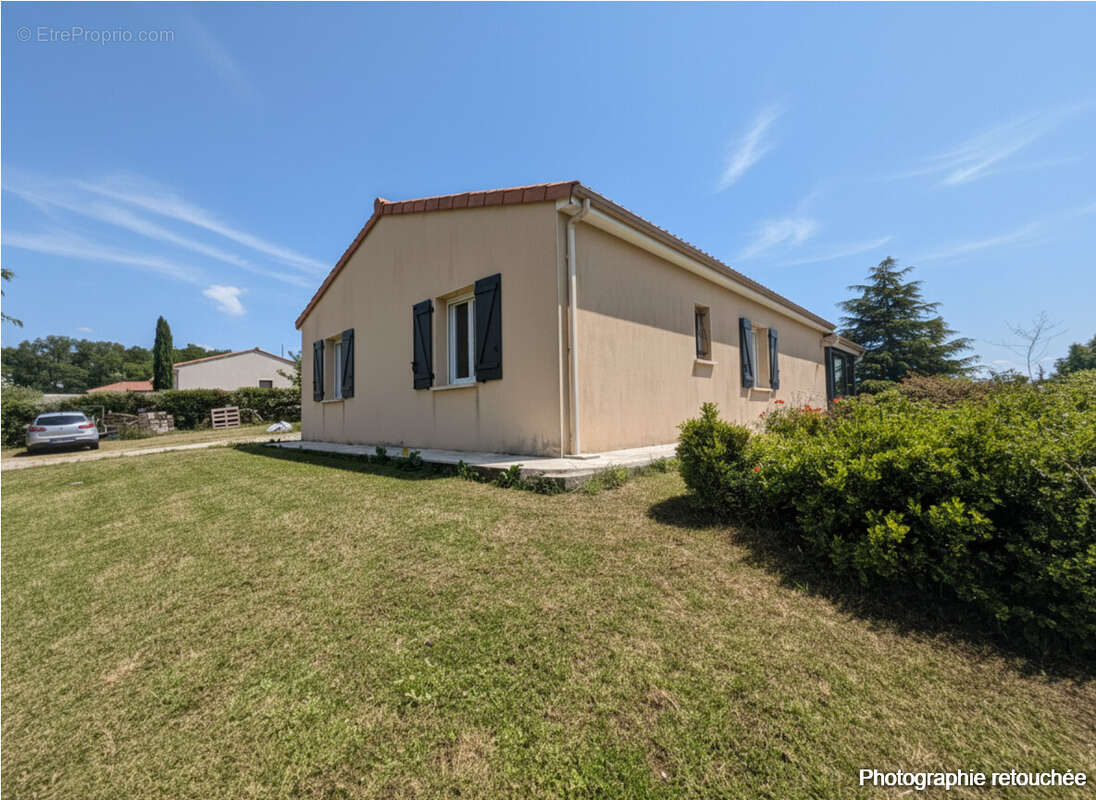 Maison à DOUZAT