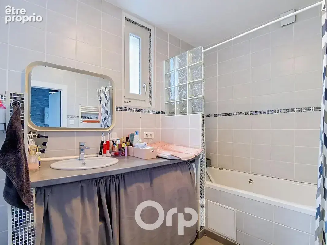 À Vendre Maison indépendante rénovée – 3 logements – Garage, piscine et stationnements – Toulon Ouest les Routes - photo 12