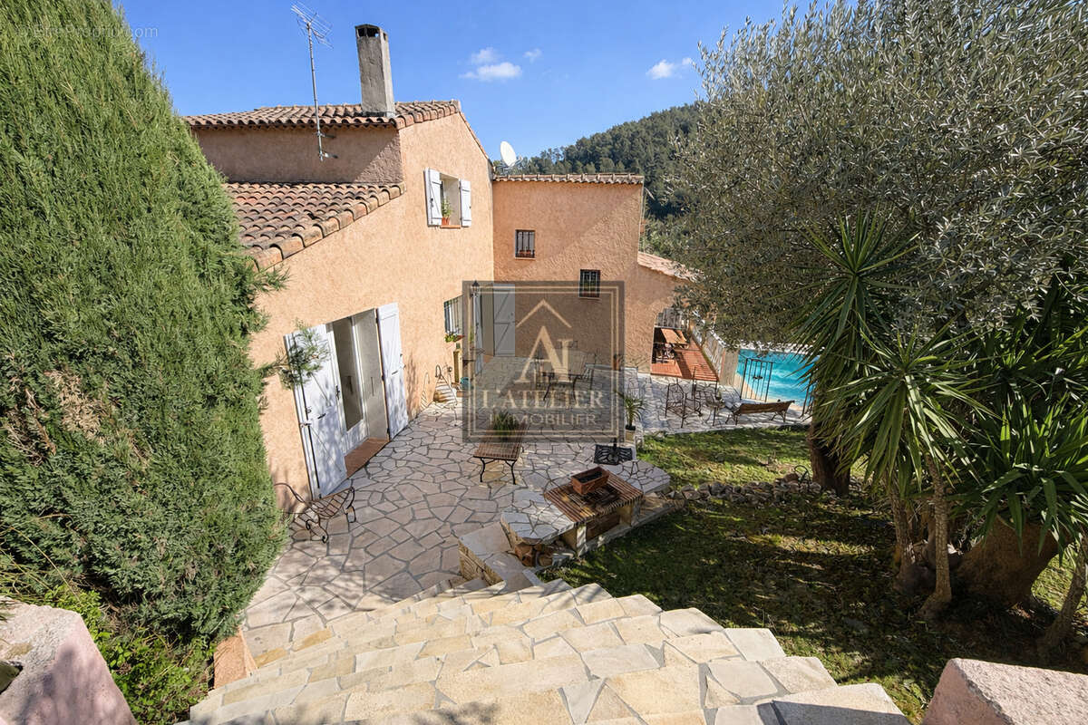 Maison de 175 m2 avec appartement de type2/3 indépendant, piscine et garage sur une parcelle de 1285 m2 - photo 3