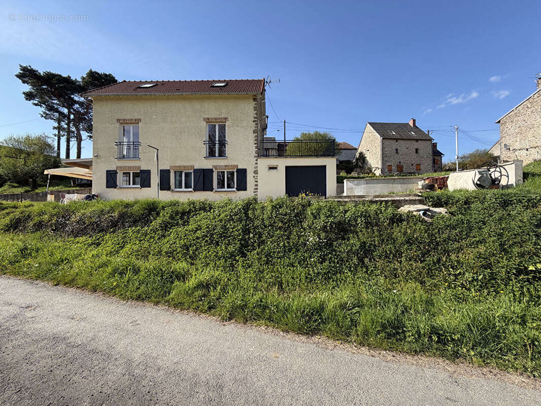Maison à SAINT-ETIENNE-DE-FURSAC
