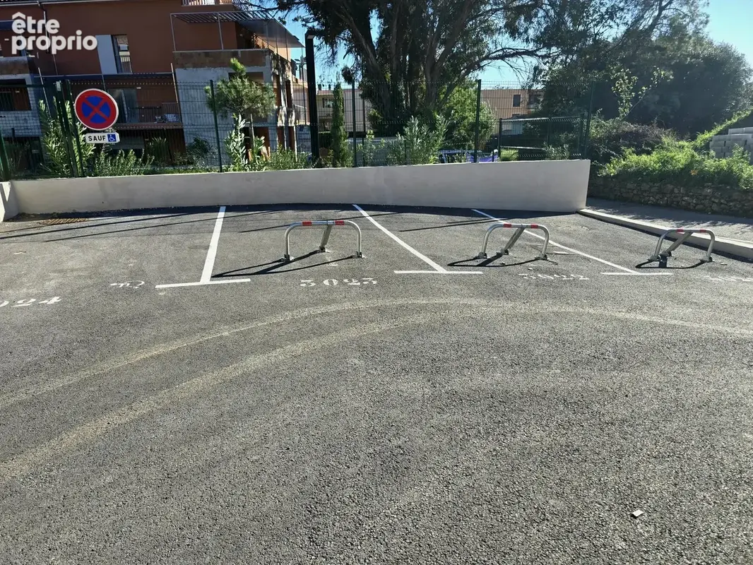 Parking à BORMES-LES-MIMOSAS