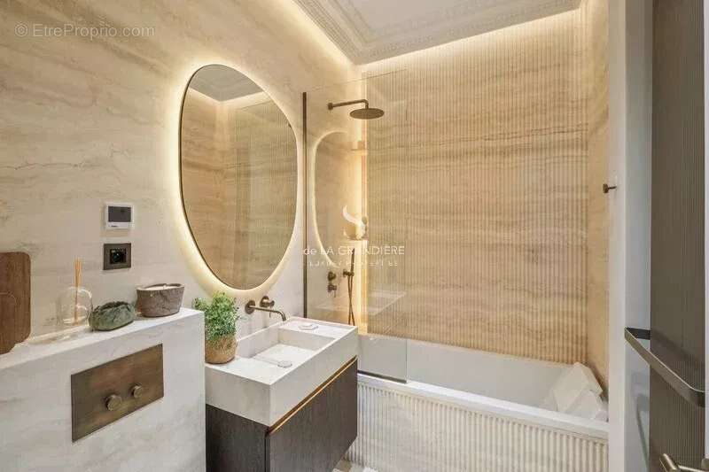 Appartement à PARIS-8E