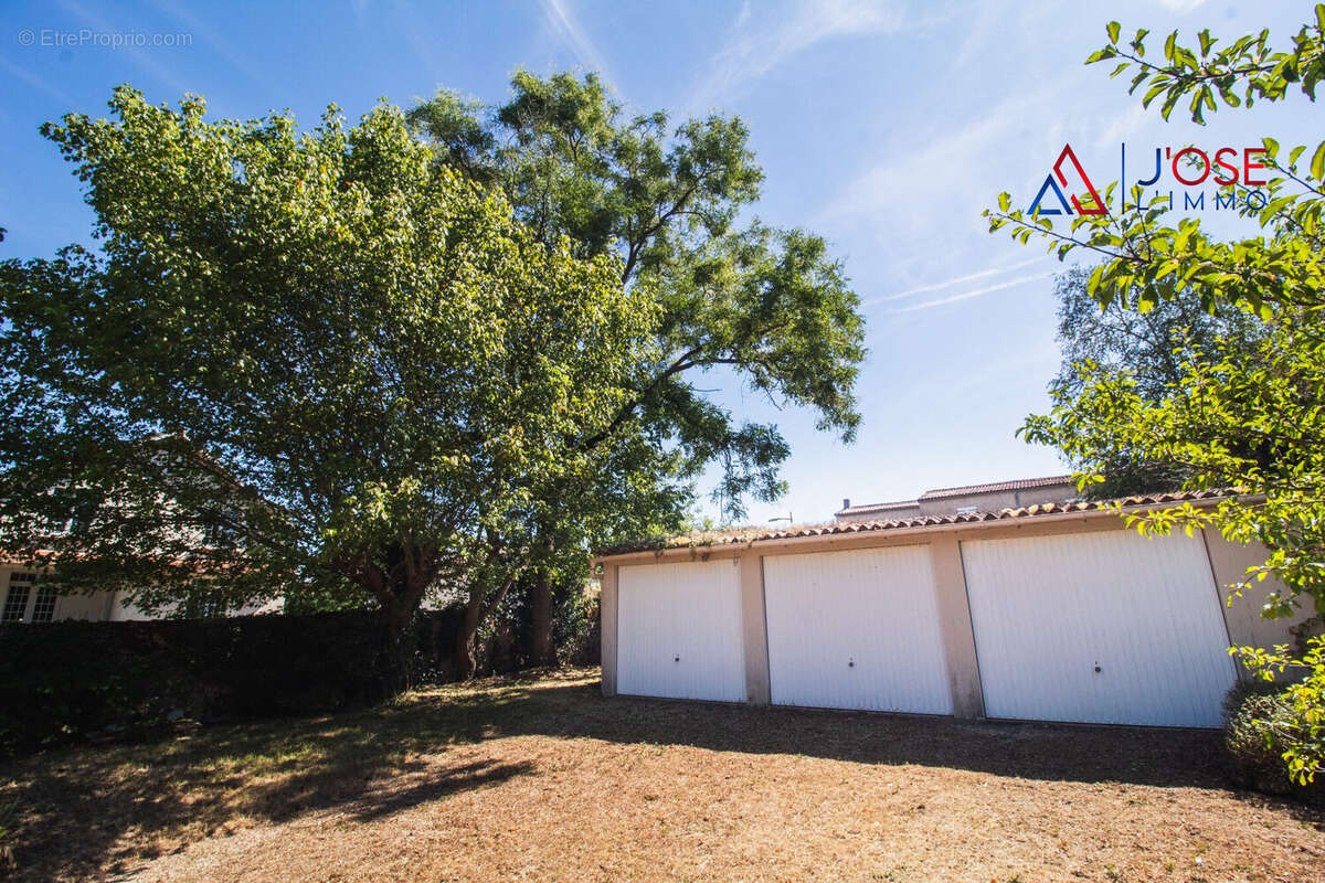 Jardin avec trois garages