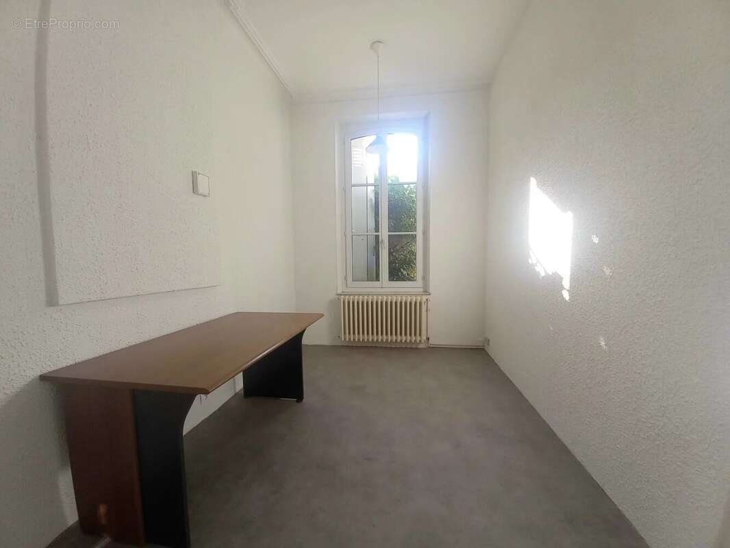 Élégant immeuble de style haussmannien avec jardin privé et fort potentiel d'investissement - photo 15