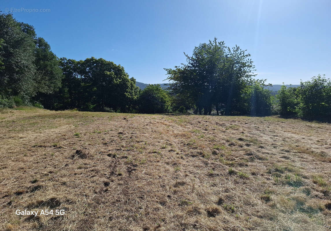 Terrain à SAINT-APOLLINAIRE-DE-RIAS