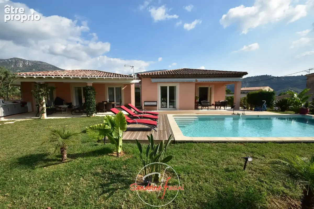 Plan de Carros :  Belle villa individuelle de plain-pied avec piscine et vaste sous sol de130 m2 - photo 2