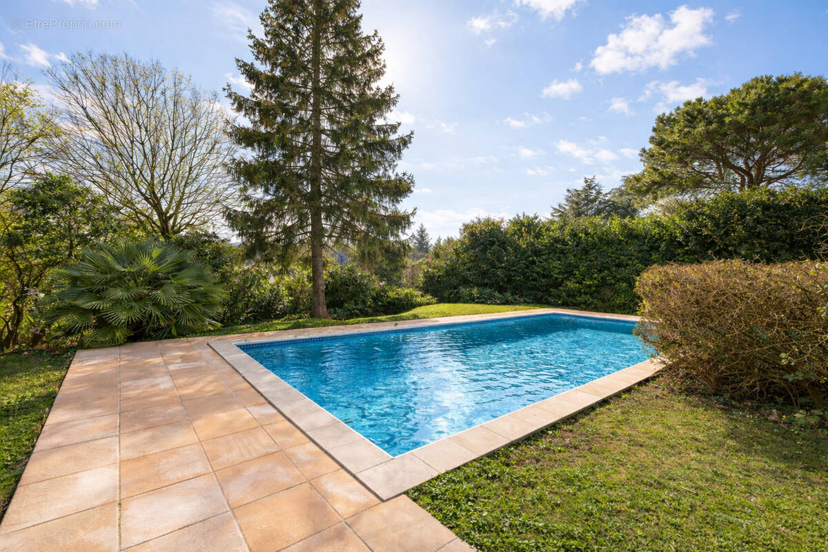 Maison à SAINT-GENIS-LES-OLLIERES